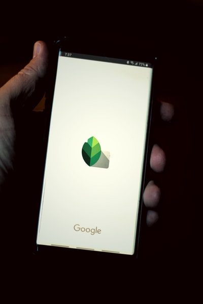 白色索尼xperia智能手机显示谷歌搜索